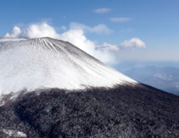 雪をかぶった浅間山